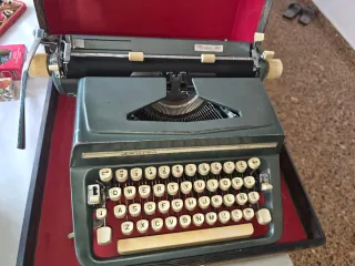 Máquina de escribir antigua Andina Nova