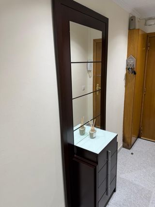 Recibidor de madera y cristal