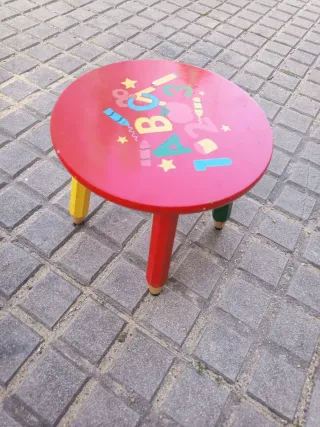 Taburete infantil rojo con letras