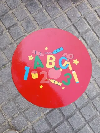 Taburete infantil rojo con letras