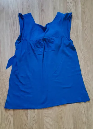 Camiseta azul con lazo