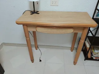 Mesa de madera con cajón