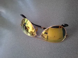 Gafas de sol aviador doradas