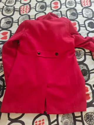 Abrigo rojo paño con capucha