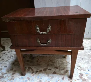 Mesita de noche antigua de madera