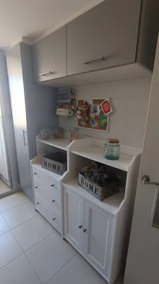 Muebles de cocina blancos y grises