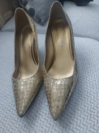 Zapatos de tacón dorados talla 37