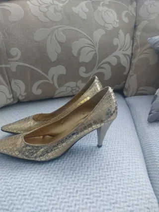 Zapatos de tacón dorados talla 37