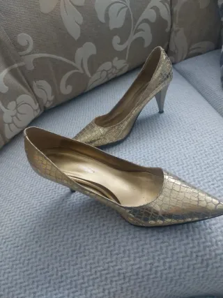 Zapatos de tacón dorados talla 37