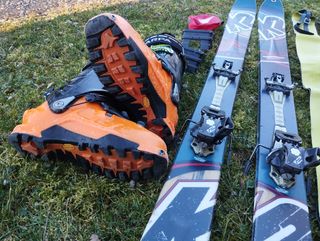 Esquis K2 Travesía/pieles/cuchillas + Botas Scarpa