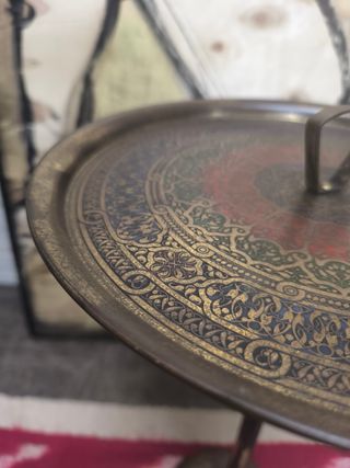 Mesita auxiliar antigua de metal. Asa