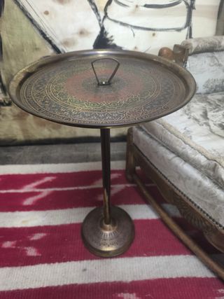 Mesita auxiliar antigua de metal. Asa