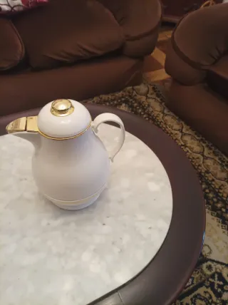 Termo antiguo blanco y dorado