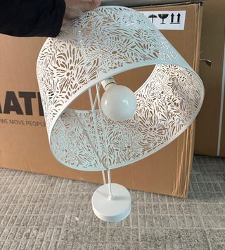 Lámpara de mesa blanca con diseño calado