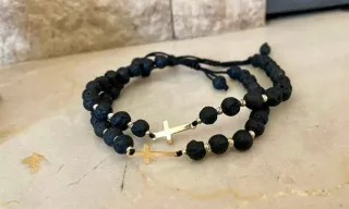 Braccialetti Lava Nera con Croce Oro