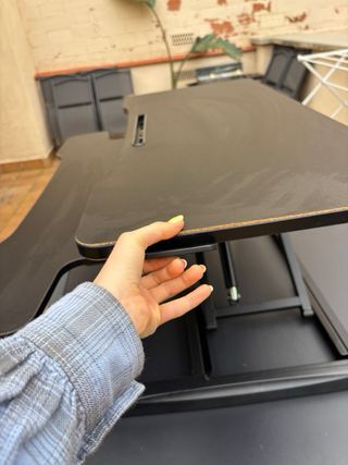 Escritorio Elevable FITUEYES. Standing desk laptop