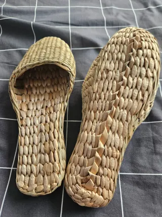 Chanclas de paja tejidas