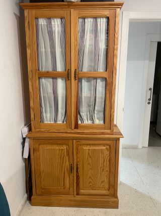 Mueble de madera maciza con vitrina
