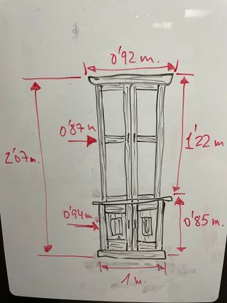 Mueble de madera maciza con vitrina