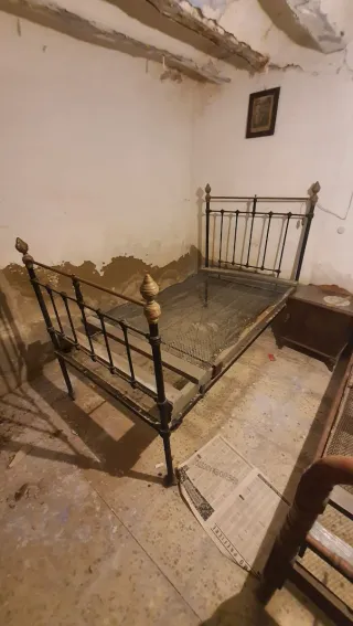 Camas antiguas de metal y madera