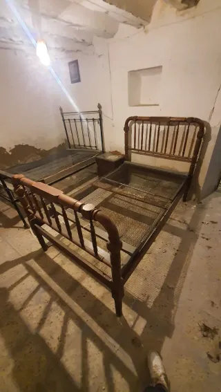 Camas antiguas de metal y madera