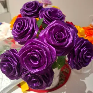 Rose di raso blu con dettagli oro