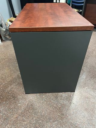 Confezione scrivanie in legno e sedie in metallo