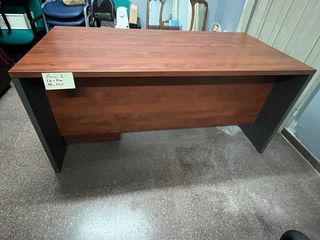 Confezione scrivanie in legno e sedie in metallo