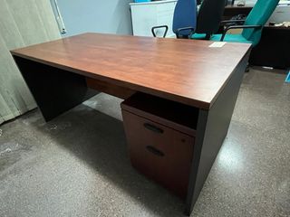 Confezione scrivanie in legno e sedie in metallo