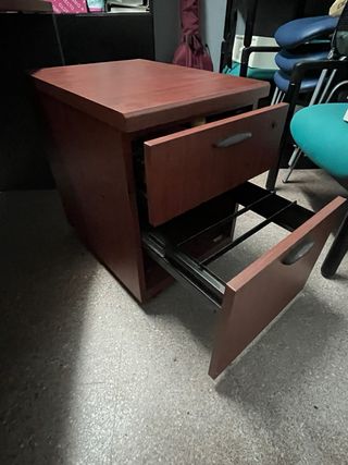 Confezione scrivanie in legno e sedie in metallo