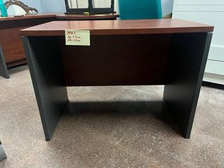 Confezione scrivanie in legno e sedie in metallo