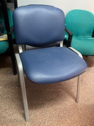 Confezione scrivanie in legno e sedie in metallo