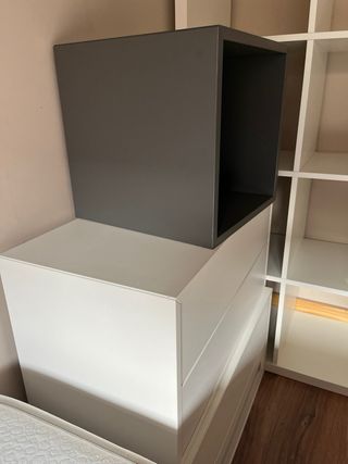 Cajoneras blancas y mesita de noche gris