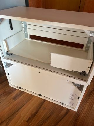 Cajoneras blancas y mesita de noche gris