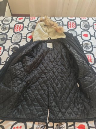 Abrigo negro con capucha y pelo