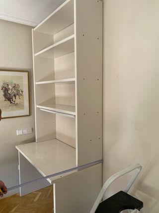 Estantería con escritorio y luz LED