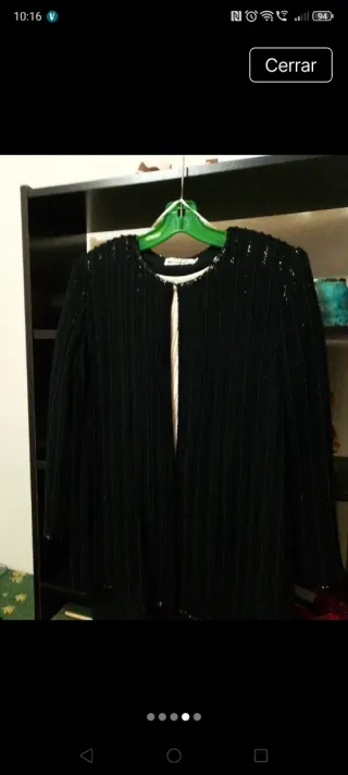 Chaqueta de fiesta negra con pedrería.