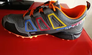 Zapatillas deportivas hombre grises y naranjas