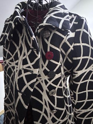 Abrigo Desigual estampado blanco y negro