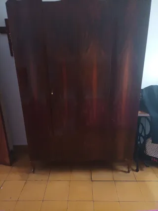 Dos camas de 90, mesita y armario de madera maciza