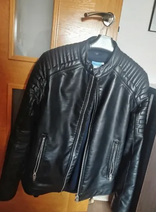 Cazadora de cuero negra, talla M/L de ZARA