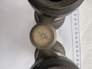 Binoculares antiguos de cuero y metal