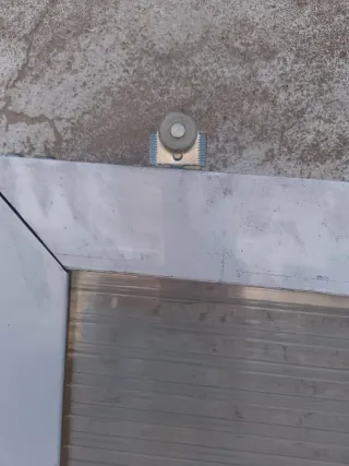 Puerta corredera aluminio translúcido