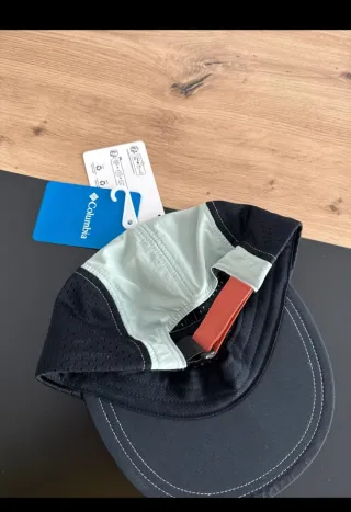 Gorra Columbia Unisex Negra y Coral