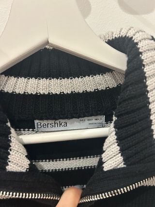 Jersey negro con rayas blancas