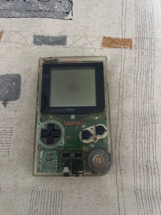 Nintendo Game Boy Pocket transparente funcionando