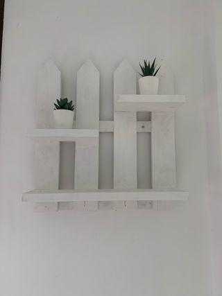 Estantería de madera blanca estilo valla