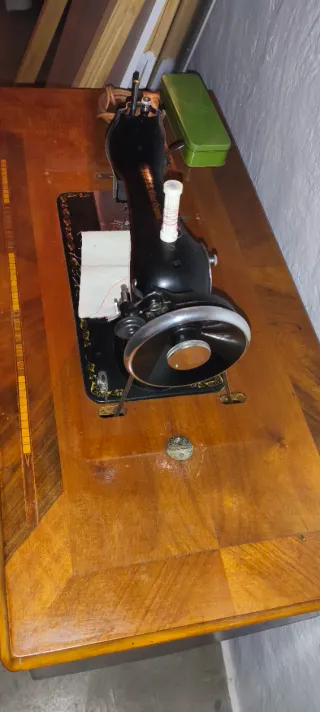 Máquina de coser Alfa con complementos y funcional