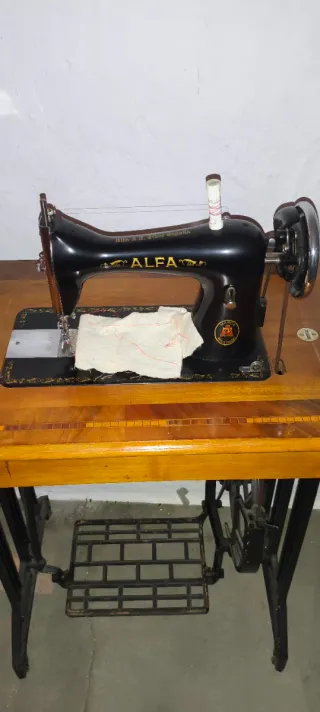 Máquina de coser Alfa con complementos y funcional