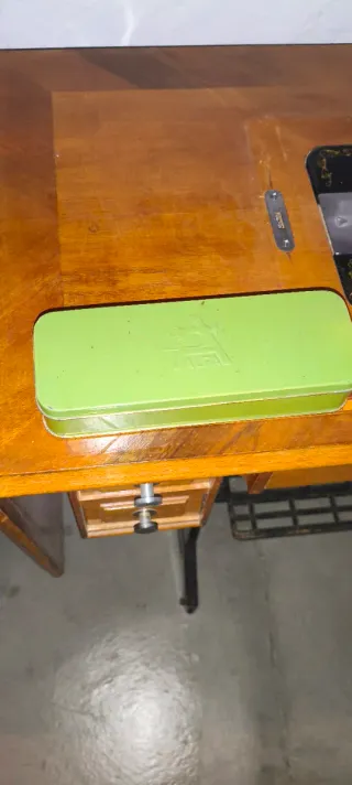 Máquina de coser Alfa con complementos y funcional